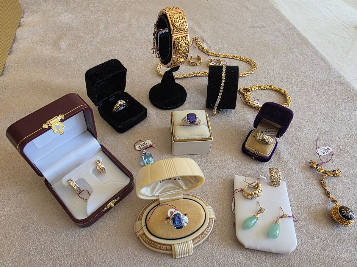 18kt wide link bracelet, 6.67ct Tanzanite, diamond & gold ring; 18kt & 7ct genuine sapphire & diamond ring; 14kt necklace, bracelet & earrings, gold & enamel pendant; diamond & gold earrings and diamond engagement rings