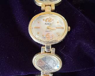 Moxie Women's Quartz Watch with Crystal Accents