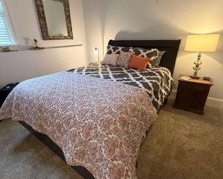 Queen size sleigh bed