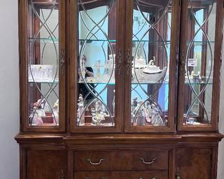 Thomasville Vintage China cabinet comes into pieces. In perfect condition.