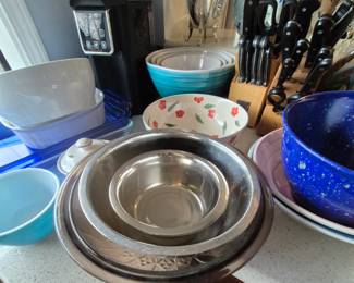 Kitchen items Mixing bowls