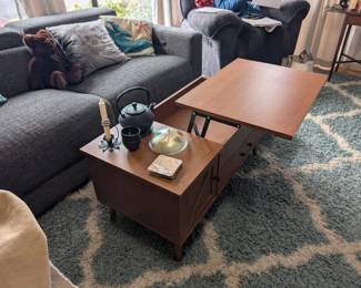 Lift top coffee table