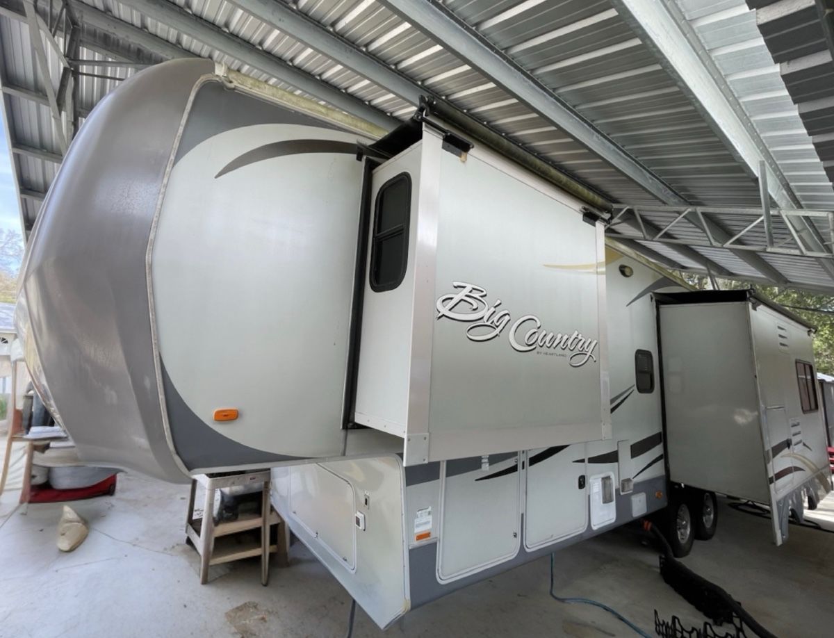 2011 Big Country Travel Trailer 5th Wheel Camper
