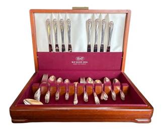 1847 Rogers Bros. Daffodil Stainless Steel Silverware Set