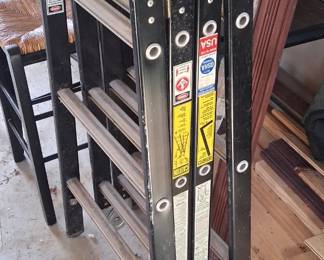 Adjustable folding ladder