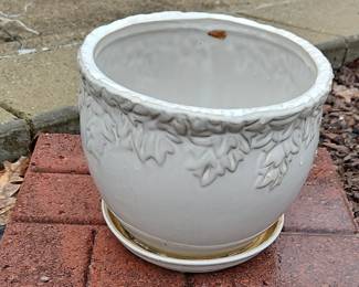 Border Concepts Ivy League White Ceramic Planter with Saucer