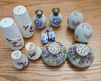 Vintage Hand-Painted Porcelain Salt and Pepper Shakers Set with Dutch Clogs