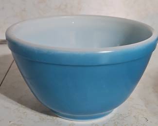 Horizon Blue Pyrex Mixing Bowl in diameter