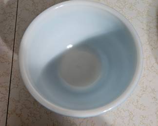 Horizon Blue Pyrex Mixing Bowl in diameter second image
