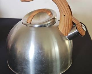 Whistling Kettle with Faux Wood Handle