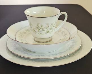 Noritake Marywood Dinnerware piece set
