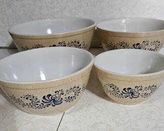 Pyrex Homestead Mixing Bowls second image