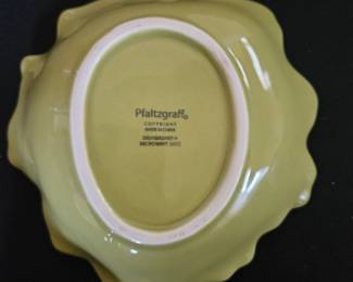 Leafshaped serving bowls third image