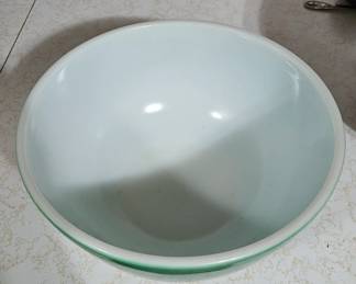 Green Pyrex Mixing Bowl in diameter second image