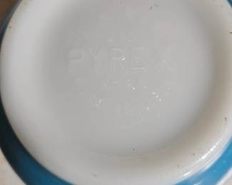 Horizon Blue Pyrex Mixing Bowl in diameter third image