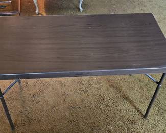 Folding utility table