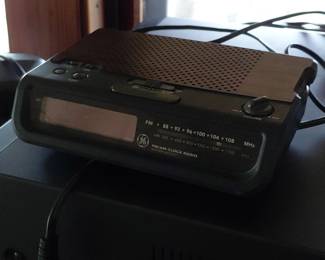 GE Model A AM or FM Clock Radio