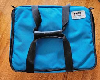 Pyrex . qt Portables Covered Baking Dish with Carrying Case second image
