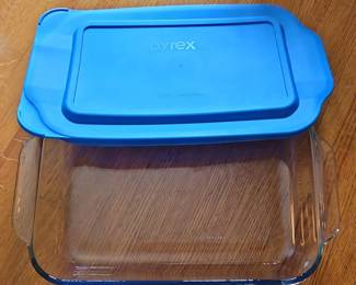 Pyrex . qt Portables Covered Baking Dish with Carrying Case