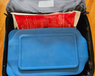 Pyrex . qt Portables Covered Baking Dish with Carrying Case third image