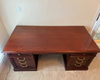 Monarch 5000 Traditional Executive Desk - Detail