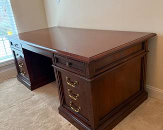 Monarch 5000 Traditional Executive Desk - Detail 