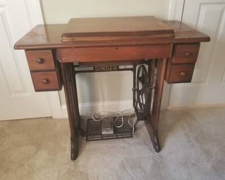 Vintage Singer Sewing Machine in Cabinet with Accessories