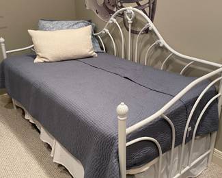 Trundle bed