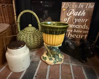 Vintage Majolica style frog planter and xtra laege teapot