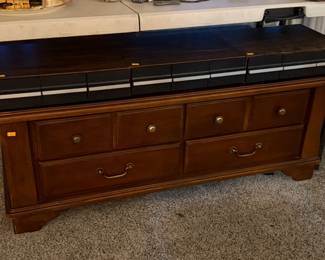 Expandable coffee table