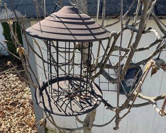 Metal Squirrel Proof Tube Bird Feeder