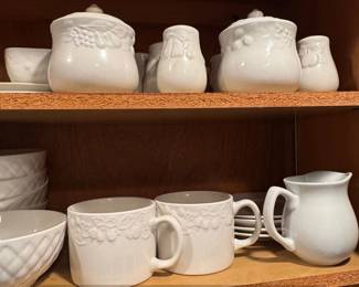 Gibson Housewares Bouquet Flourish Embossed White Fruit Set