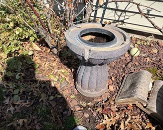 Fluted Pedestal Bird Bath with Planter Insert