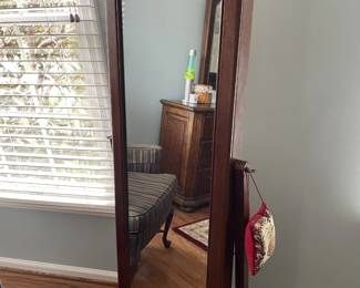 Floor jewelry case with mirror