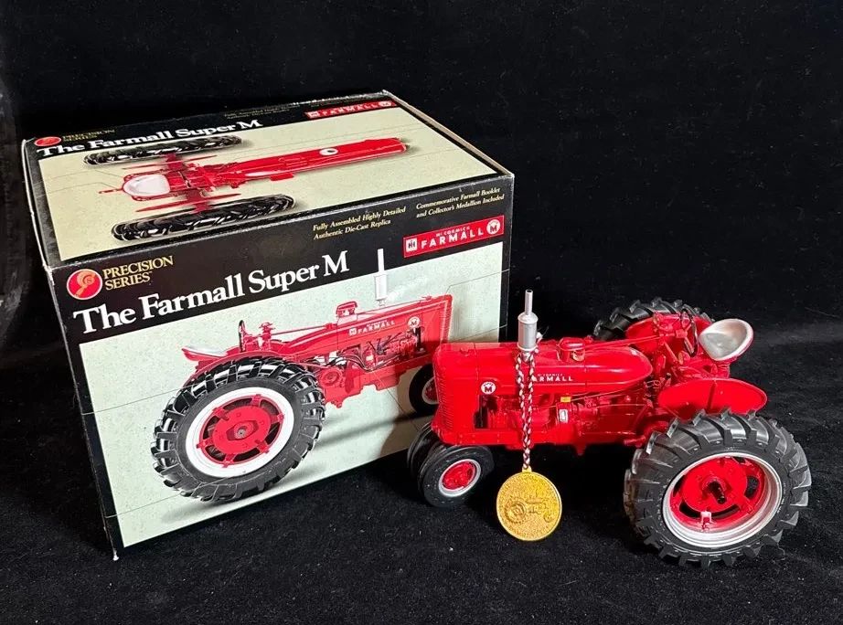The McCormick Farmall ‘Super M’ 1:16 Diecast Tractor * ERTL Precision Series