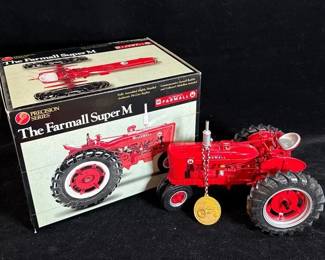 The McCormick Farmall ‘Super M’ 1:16 Diecast Tractor * ERTL Precision Series
