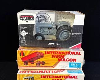 2 Sealed 1/25ERTL International Farm Tractor 8003 * Wagon 8004 * Massey Ferguson 1:16 Boxed Tractor