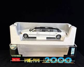 Sun Star Collectibles 2000 Lincoln Limousine 1:18 Diecast Metal