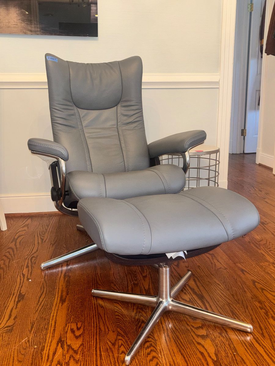 Stresslessby Ekorne.   Brand New 100% Leather.  Small in scale for elegance and perfectly suited for ladies. Cash Only sale, come prepared