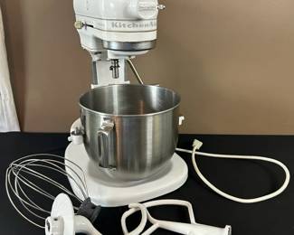 Kitchen Aid Stand Mixer W attachments 