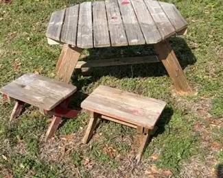 Childs Outdoor Picnic Table W  2 Stools