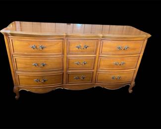 Vtg. Dixie French Provincial Style 9 Drawer Dresser
