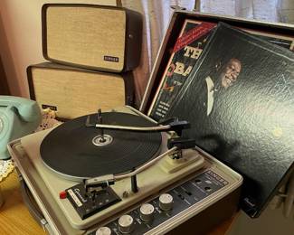 Singer Model HE-911 Portable Turntable