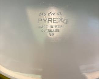 Pyrex "Crazy Daisy" 2.5 Quart Lidded Casserole Dish