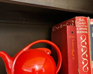 Hall's Superior Quality Kitchenware Red Airflow Teapot