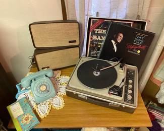 Singer Model HE-911 Portable Turntable, Singer Suitcase Record Player Speakers