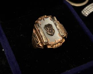 Beautiful gold mens ring