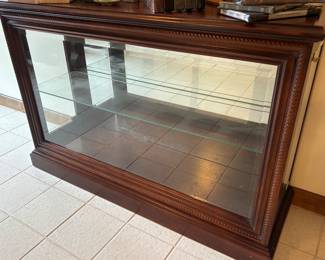 Elegant display cabinet