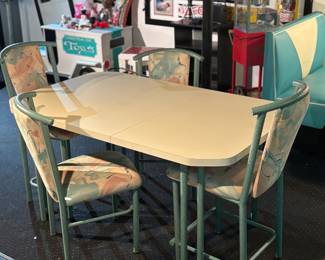Vintage table / chairs