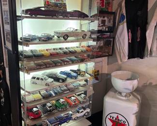 Lighted display cabinet with locking swing open front